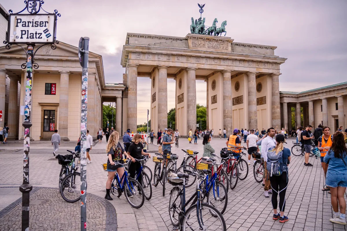 Eine Fahrradgruppe von Berlin on Bike am Brandenburger Tor