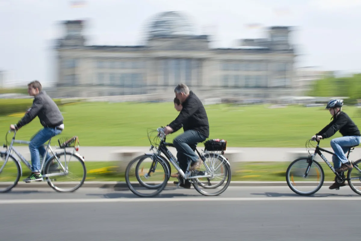 Radfahrende von Berlin on Bike vor dem Reichstag