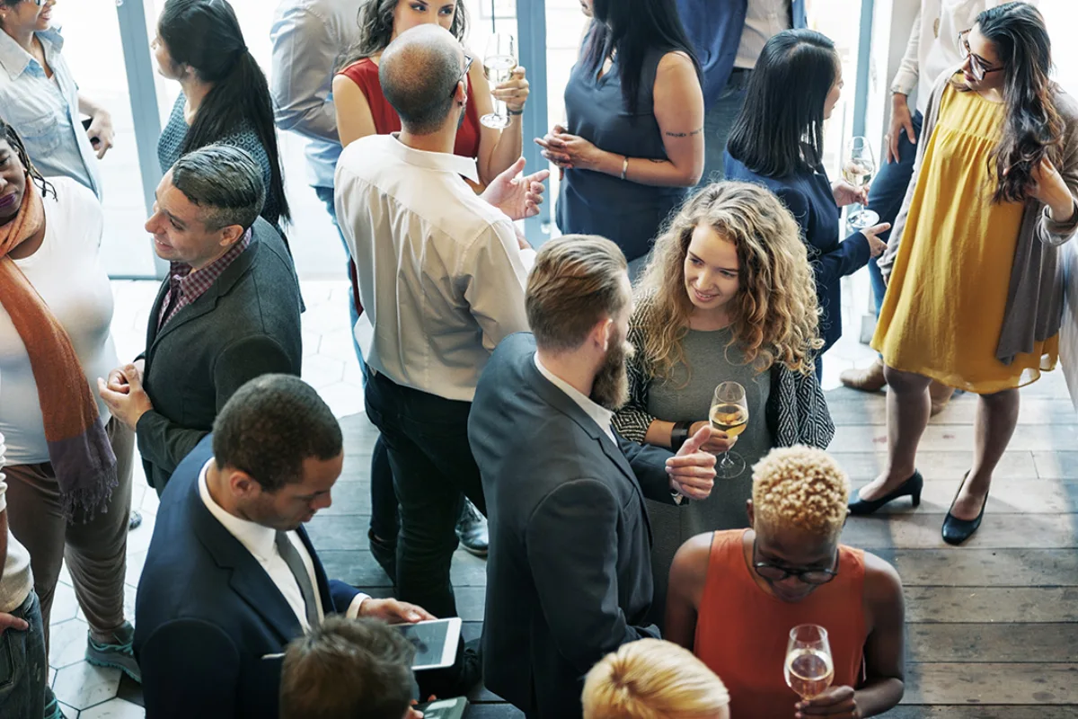 Gäste im Gespräch bei einem Aperitif von 2CYOU