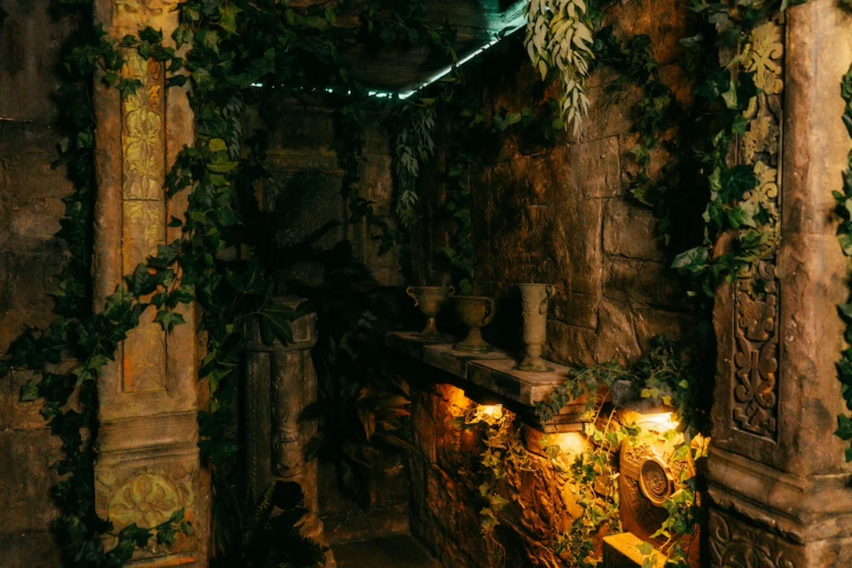 Die von Pflanzen und Felsen geprägte Kulisse von Jungle Games bei EXIT Berlin