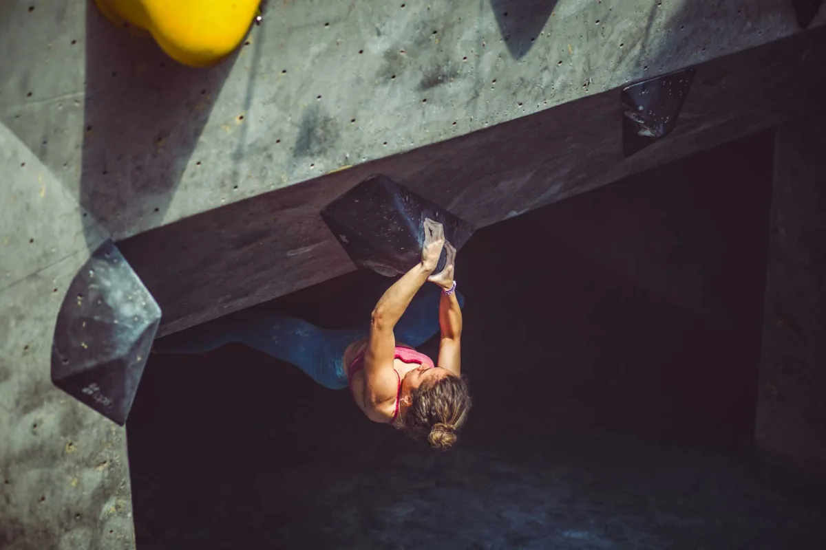 Eine Frau bouldert an einer überhängenden Wand bei Der Kegel