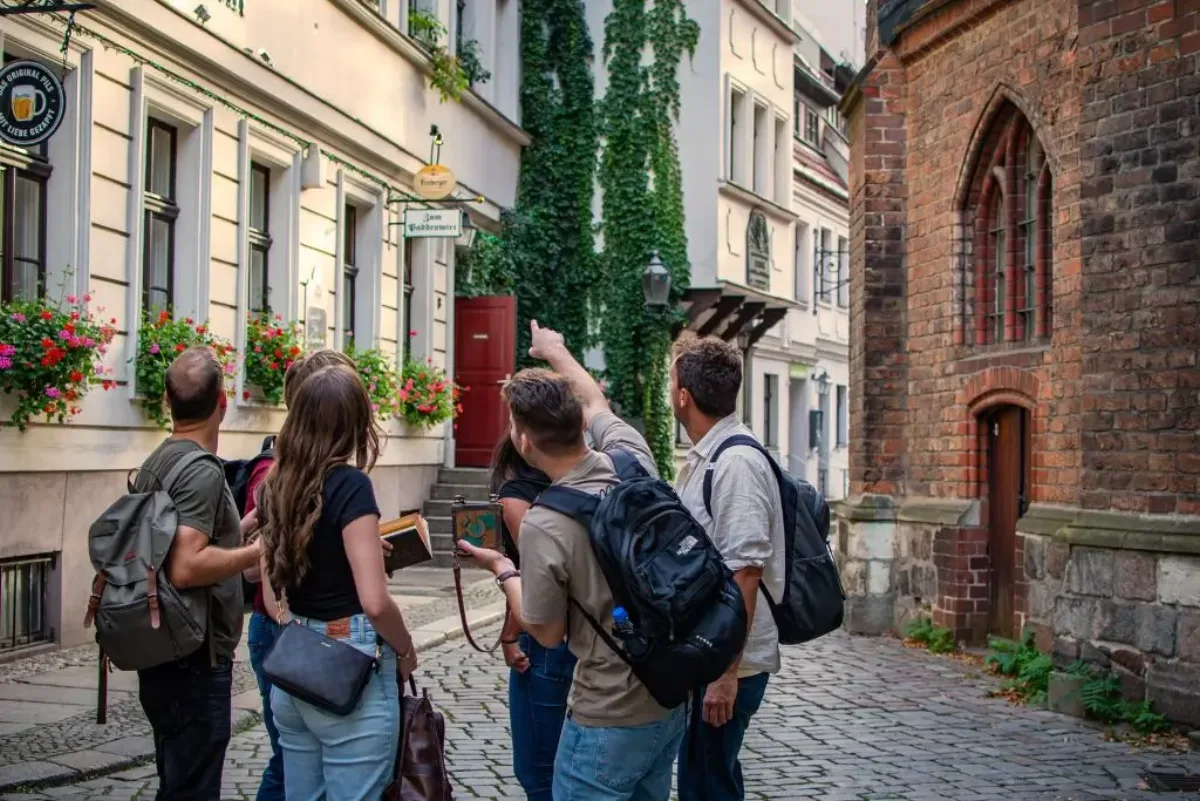 Eine Gruppe entdeckt beim Outdoor Escape Game von Maranja kleine Berliner Gassen
